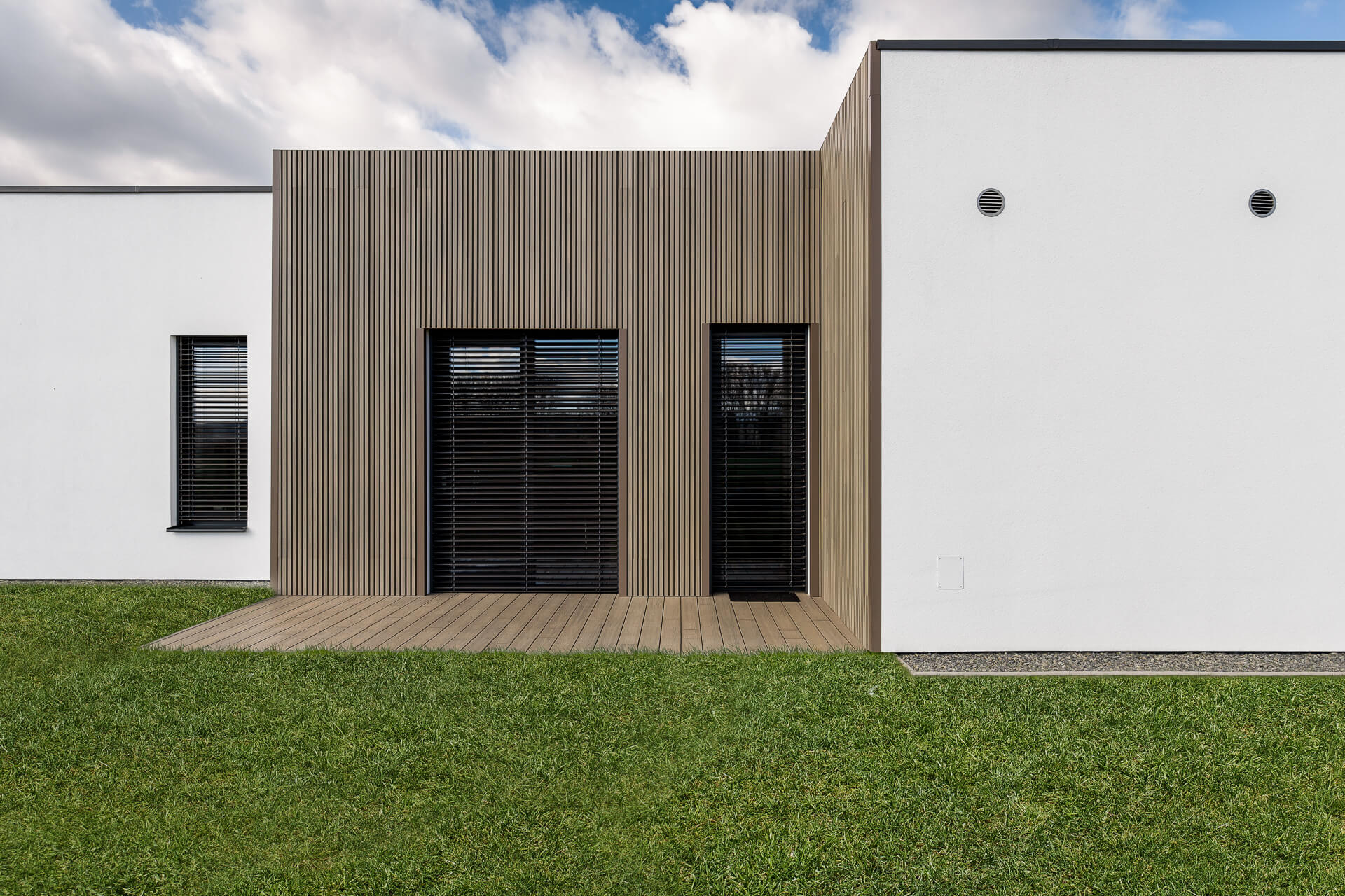 Lamelova fasada, lamelovy obklad na fasadu, Nemi Trade, WPC slovakia, Wood plast, WPC fasada, lamelový obklad na dom, lamelova brana, skrasli dom, WEO 35, WEO 60,WEO Classic lamely na dom, wpc lamely