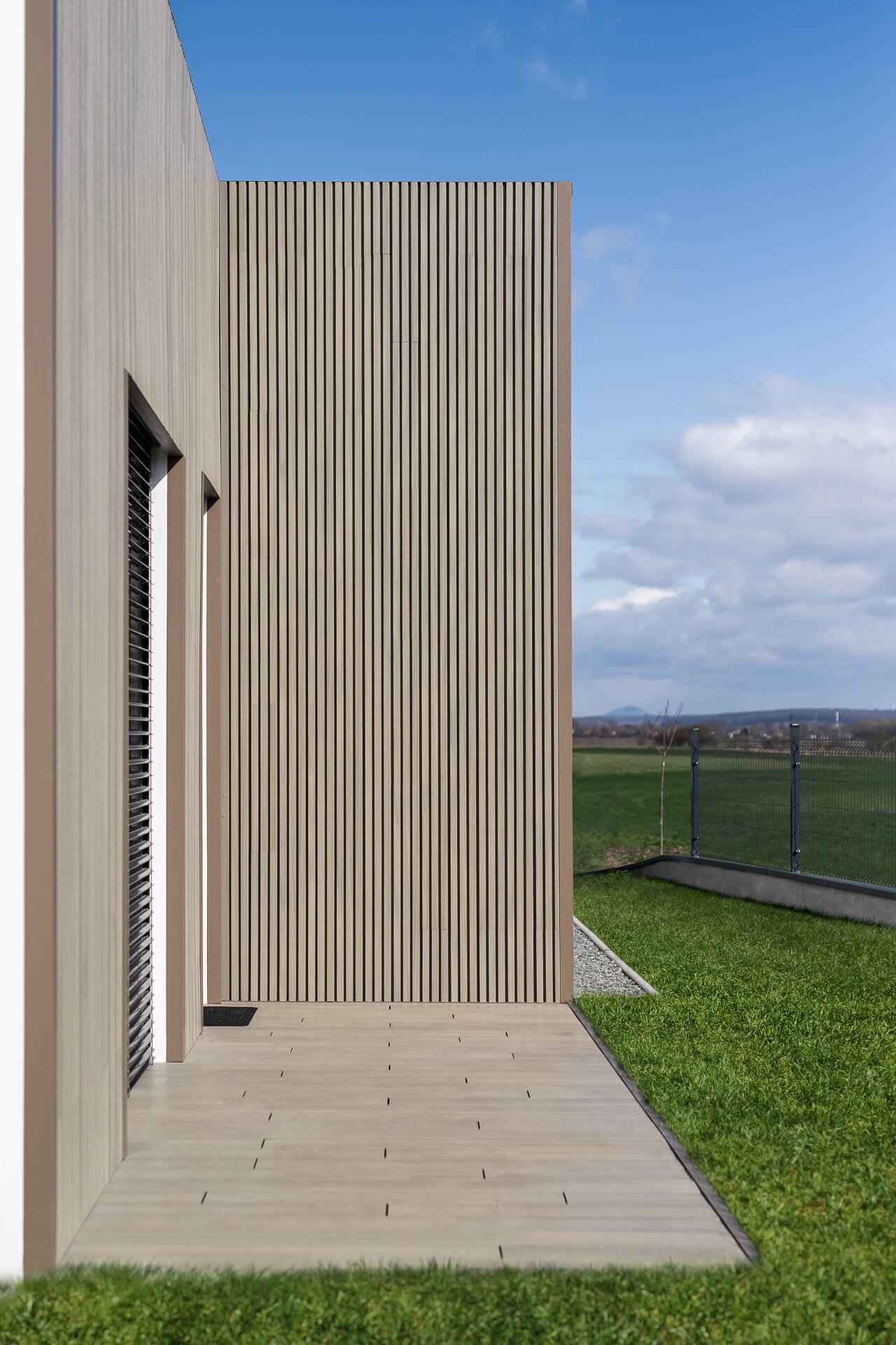 Lamelova fasada, lamelovy obklad na fasadu, Nemi Trade, WPC slovakia, Wood plast, WPC fasada, lamelový obklad na dom, lamelova brana, skrasli dom, WEO 35, WEO 60,WEO Classic lamely na dom, wpc lamely