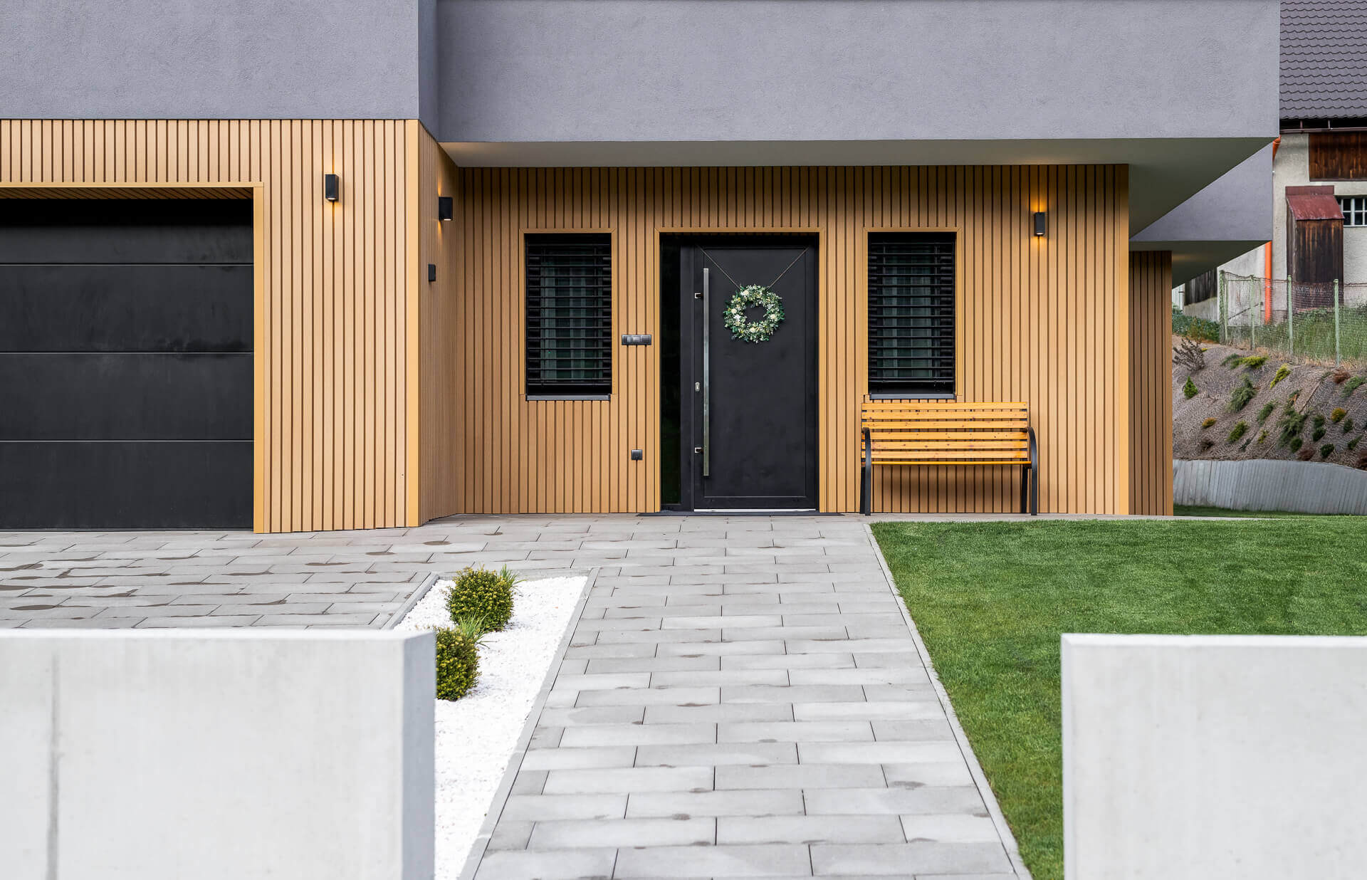 Lamelova fasada, lamelovy obklad na fasadu, Nemi Trade, WPC slovakia, Wood plast, WPC fasada, lamelový obklad na dom, lamelova brana, skrasli dom, WEO 35, WEO 60, Fiber Deck, lamely na dom